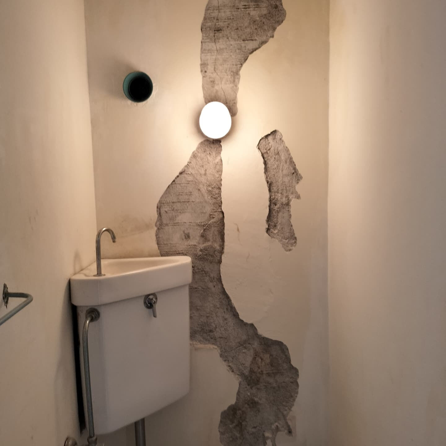 トイレのモルタル壁の補修作業を行っていました